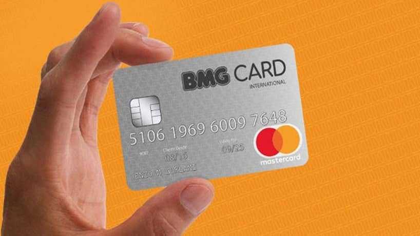 uma mao segurando cartão bmg cinza Como funciona cartão bmg