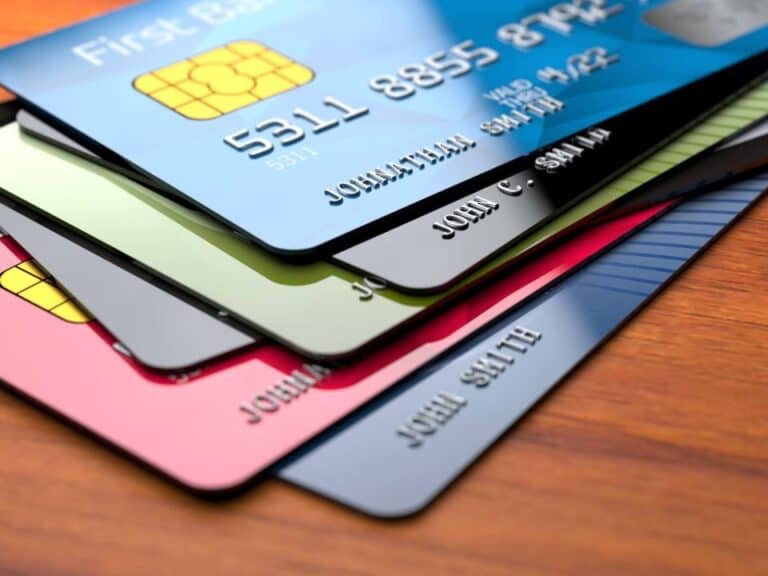 Sem anuidade! Veja os melhores cartões de crédito para começar 2021