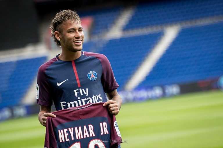 A Fortuna de Neymar Saiba quanto dinheiro o jogador tem, quanto ganha por mês e muito mais! A Fortuna de Neymar Saiba quanto dinheiro o jogador tem, quanto ganha por mês e muito mais!