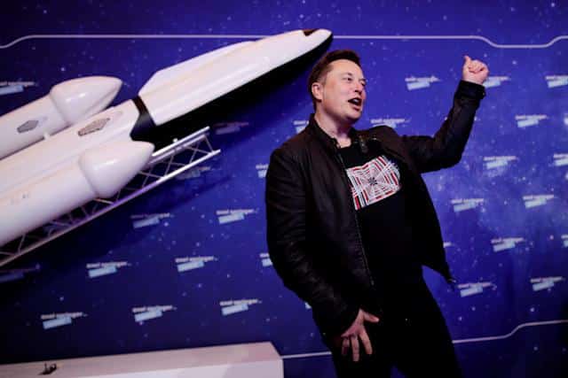 A fortuna do empresário Elon Musk chega ao patrimônio de US$ 300 bilhões assegurando o lugar de um dos homens mais ricos do mundo.
