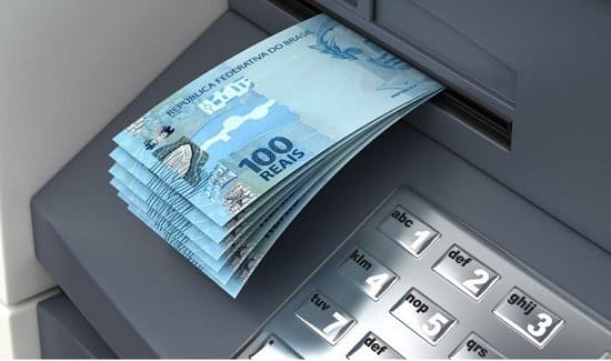 Saiba como sacar dinheiro no caixa eletrônico 24 horas do Bradesco, Santander, Itaú e outros bancos.