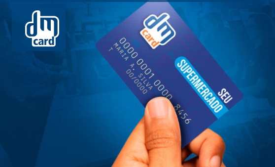 cartão de crédito DM Card oferece diversos benefícios, pagamento de fatura pelo celular, anuidade zero e exclusividade